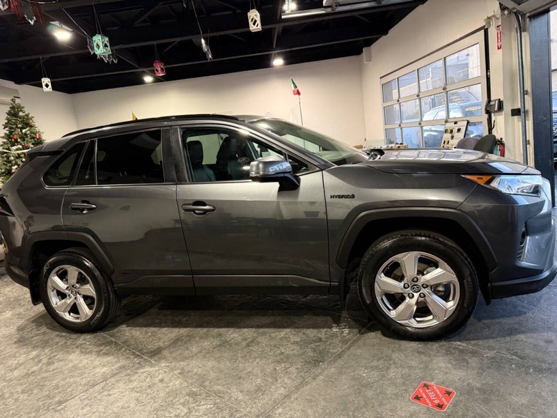 Toyota RAV4 Hybrid Vehicle Full-screen Gallery Image 34