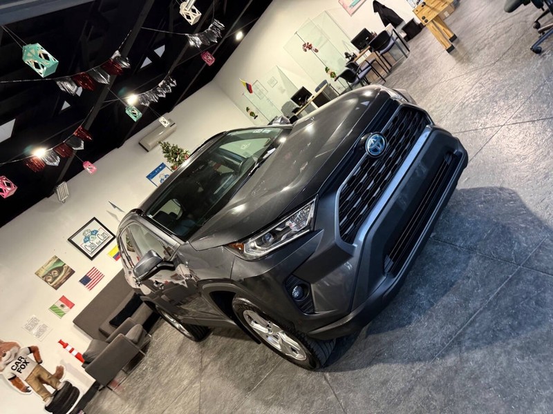 Toyota RAV4 Hybrid Vehicle Full-screen Gallery Image 39