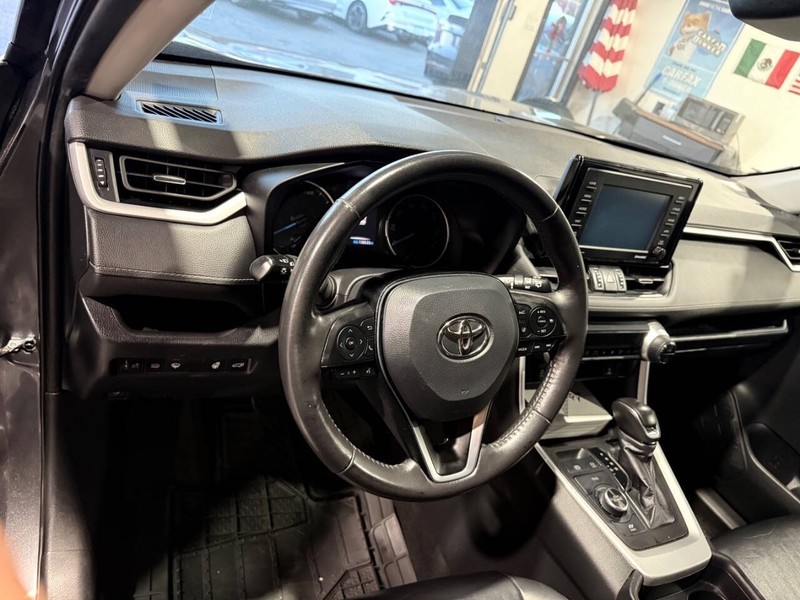 Toyota RAV4 Hybrid Vehicle Full-screen Gallery Image 40