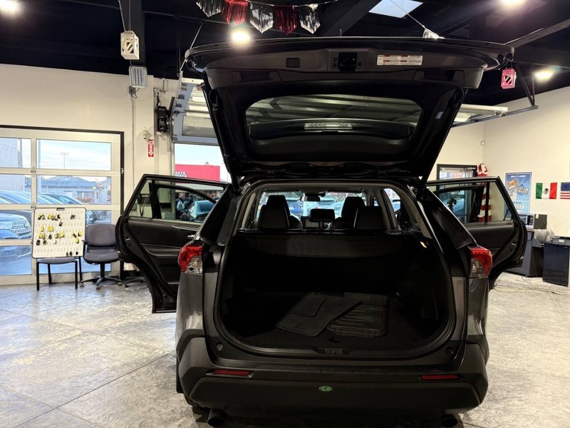 Toyota RAV4 Hybrid Vehicle Full-screen Gallery Image 46