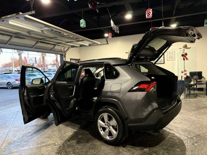 Toyota RAV4 Hybrid Vehicle Full-screen Gallery Image 48