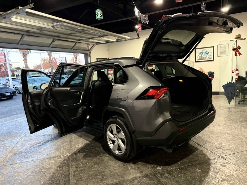 Toyota RAV4 Hybrid Vehicle Full-screen Gallery Image 49