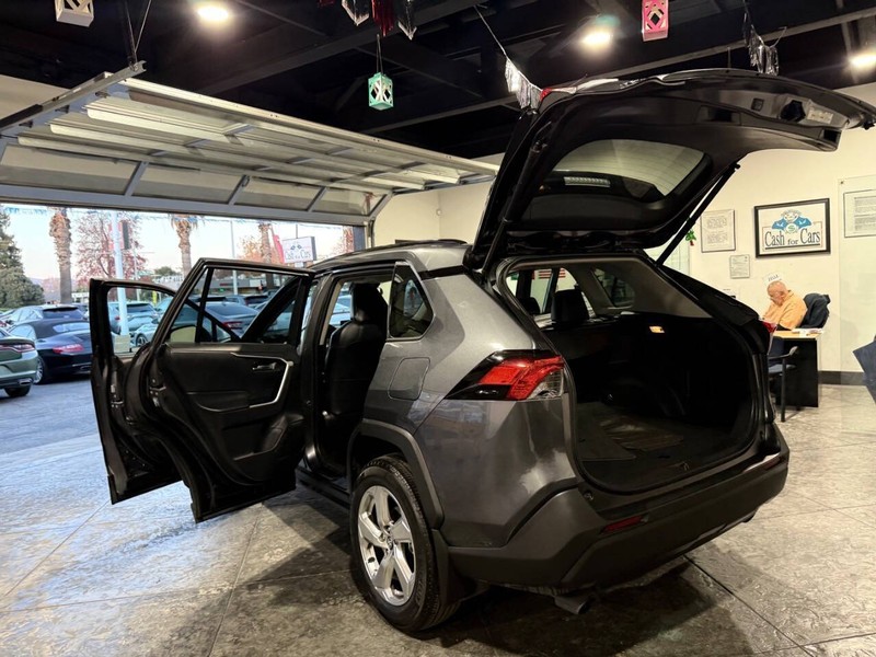 Toyota RAV4 Hybrid Vehicle Full-screen Gallery Image 50