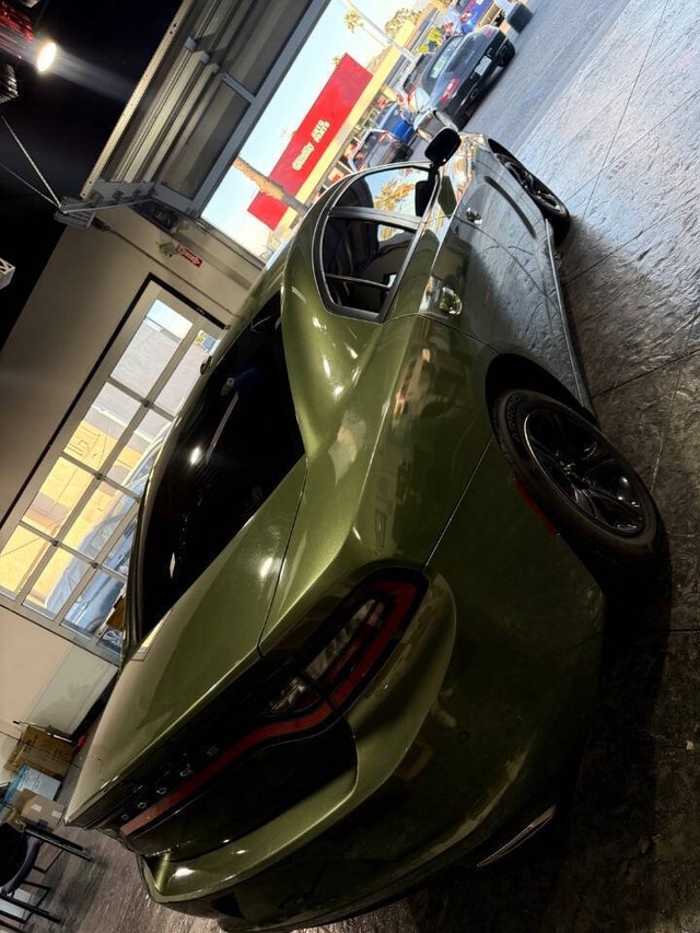 Dodge Charger Vehicle Full-screen Gallery Image 24