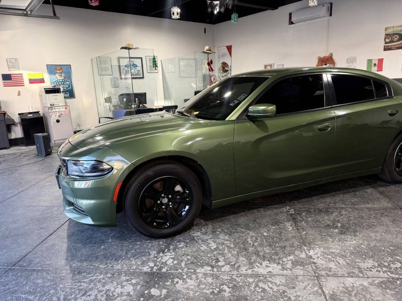 Dodge Charger Vehicle Full-screen Gallery Image 09