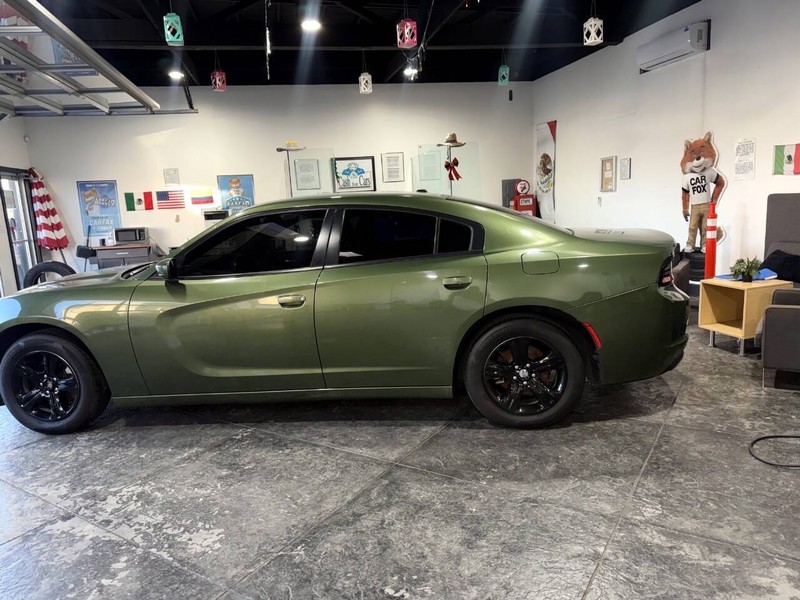 Dodge Charger Vehicle Full-screen Gallery Image 16