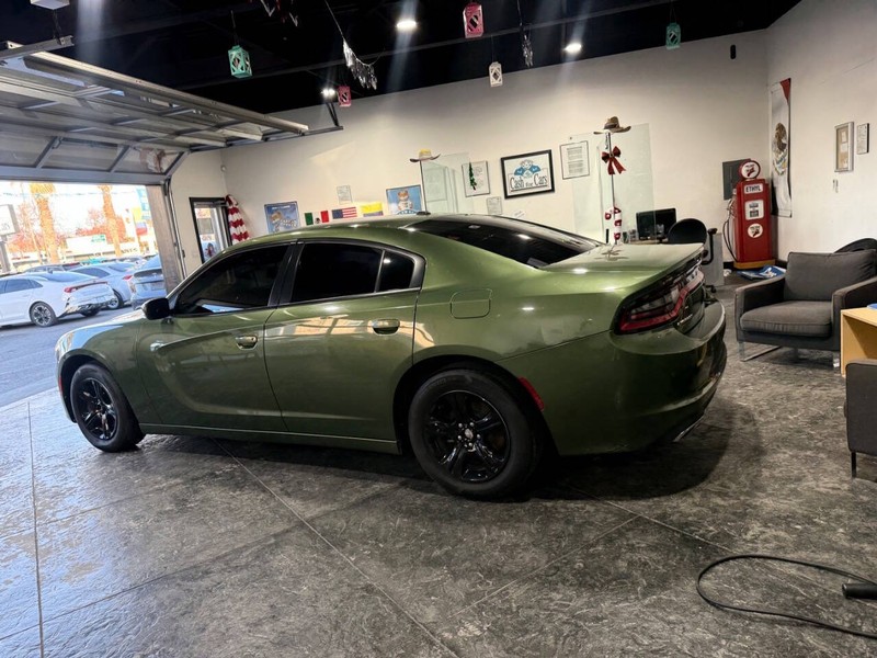 Dodge Charger Vehicle Full-screen Gallery Image 23