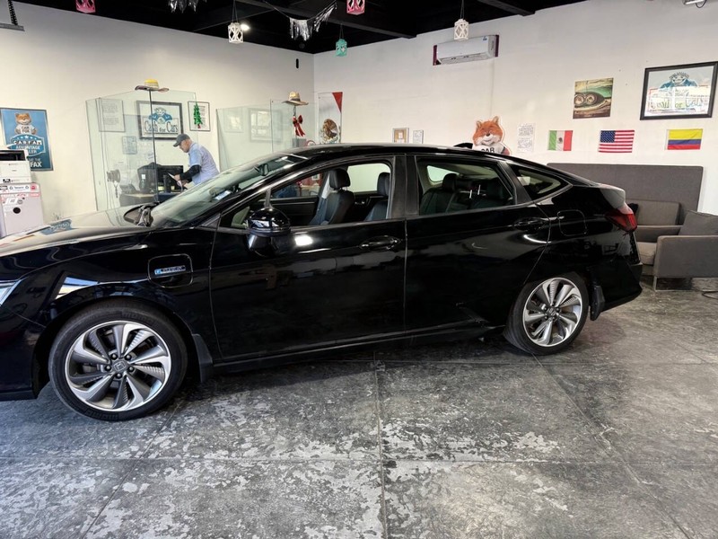 Honda Clarity Plug-In Hybrid Vehicle Full-screen Gallery Image 11