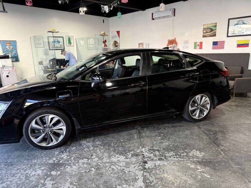 Honda Clarity Plug-In Hybrid Vehicle Full-screen Gallery Image 12