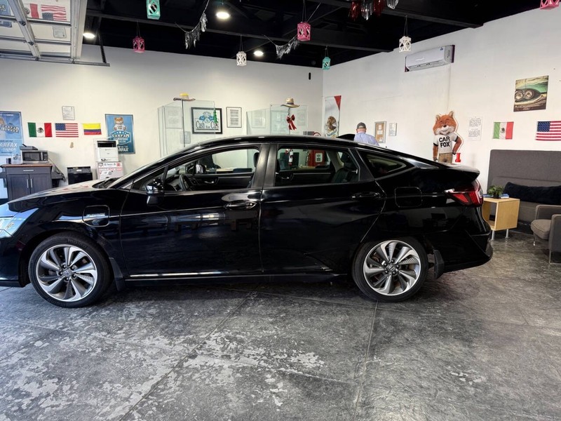 Honda Clarity Plug-In Hybrid Vehicle Full-screen Gallery Image 16