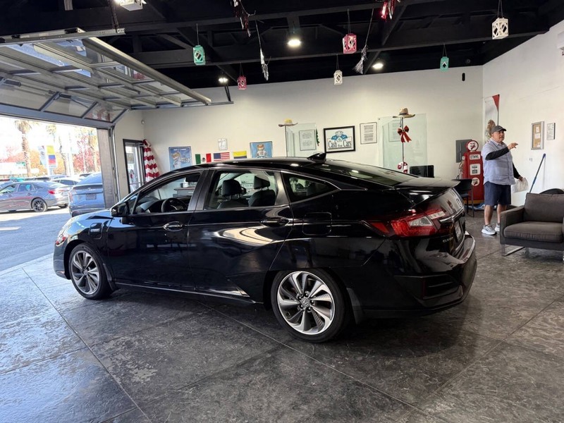 Honda Clarity Plug-In Hybrid Vehicle Full-screen Gallery Image 24