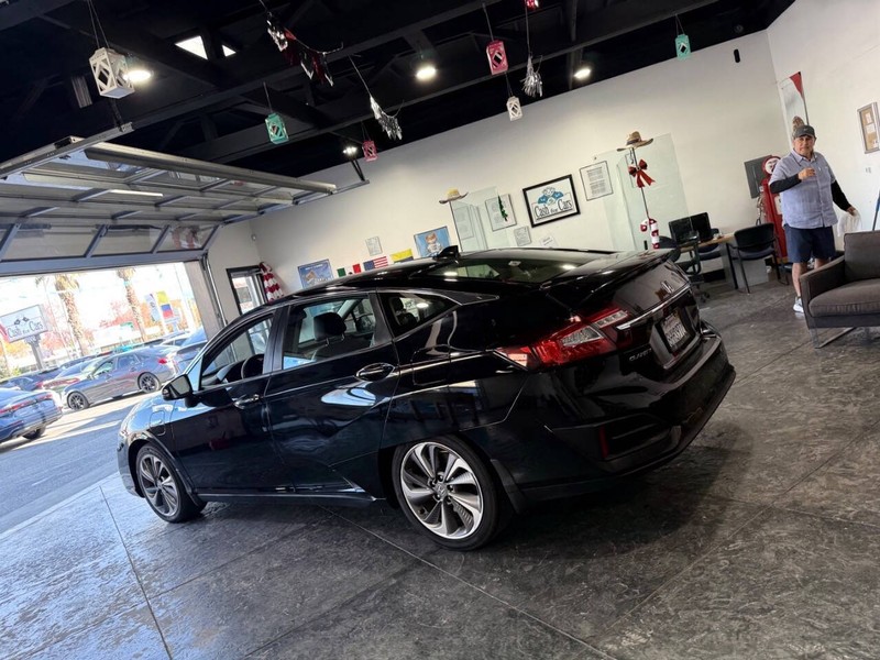 Honda Clarity Plug-In Hybrid Vehicle Full-screen Gallery Image 28