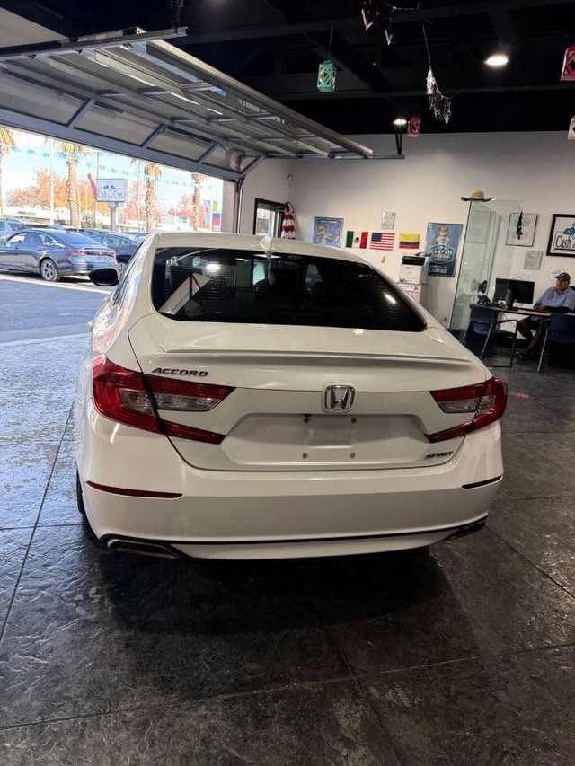 Honda Accord Sedan Vehicle Full-screen Gallery Image 23