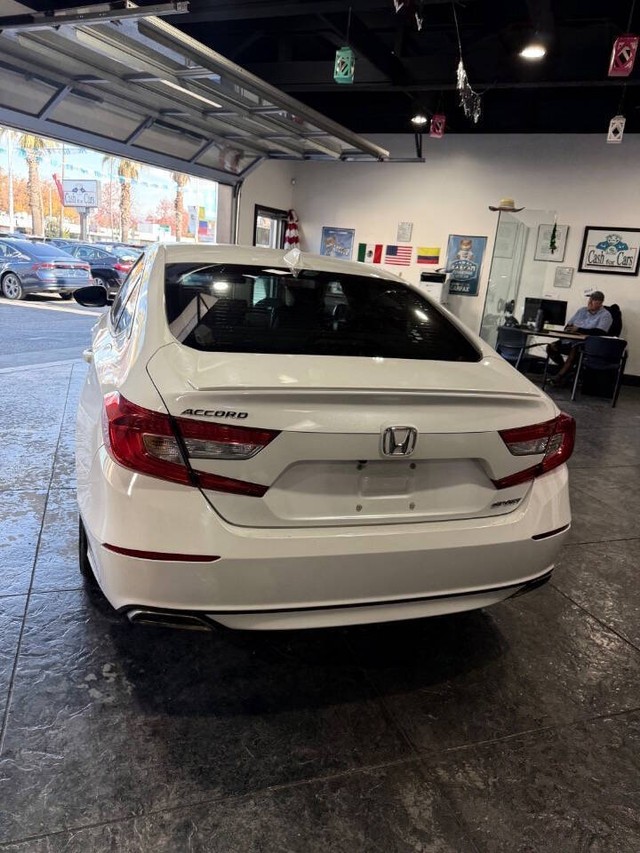 Honda Accord Sedan Vehicle Full-screen Gallery Image 24