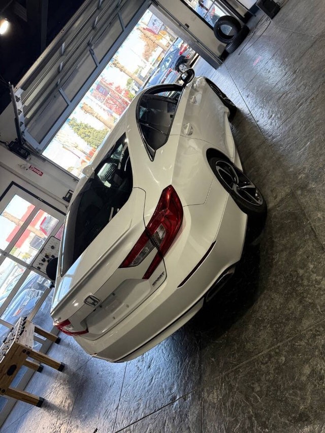 Honda Accord Sedan Vehicle Full-screen Gallery Image 26