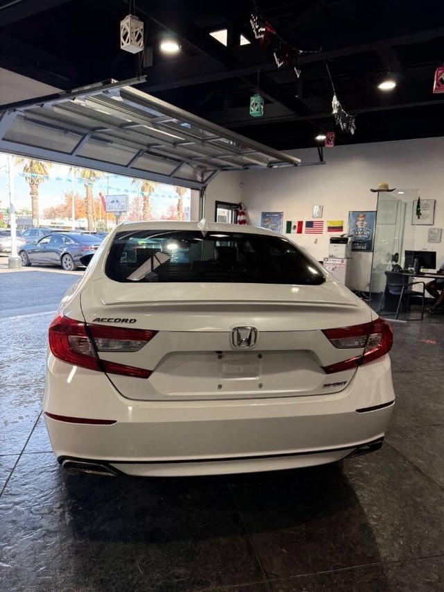 Honda Accord Sedan Vehicle Full-screen Gallery Image 28