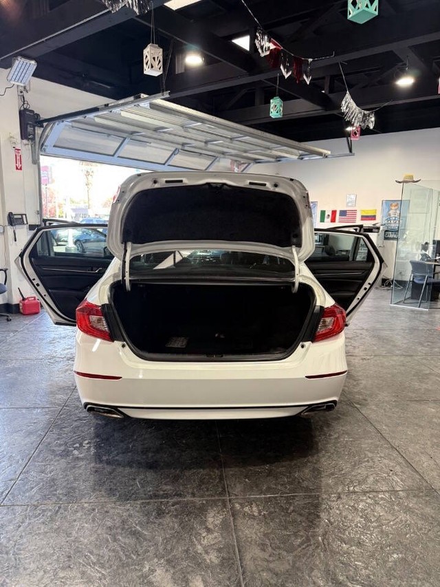 Honda Accord Sedan Vehicle Full-screen Gallery Image 47