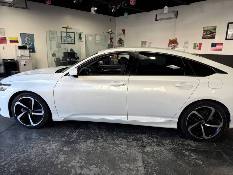 Honda Accord Sedan Vehicle Full-screen Gallery Image 11