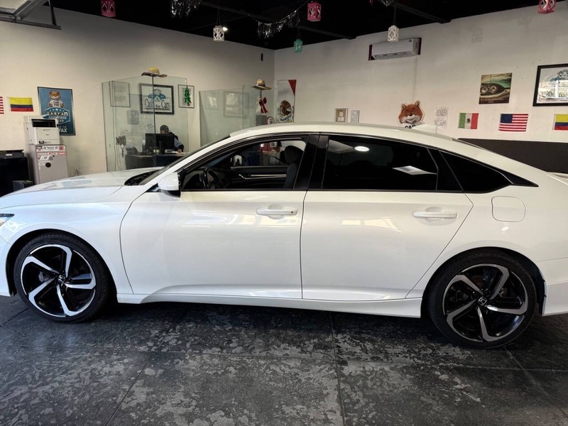 Honda Accord Sedan Vehicle Full-screen Gallery Image 16