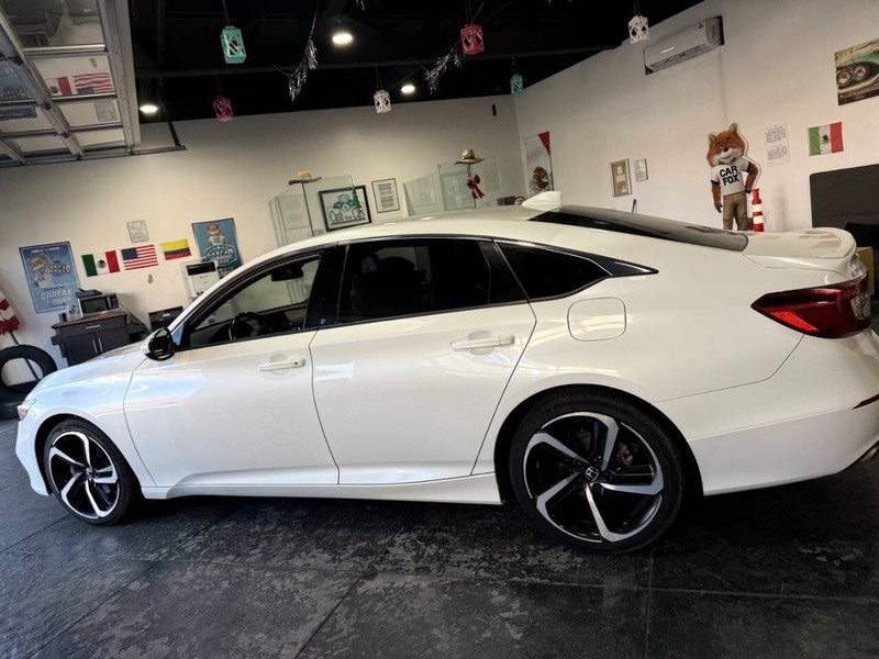 Honda Accord Sedan Vehicle Full-screen Gallery Image 17