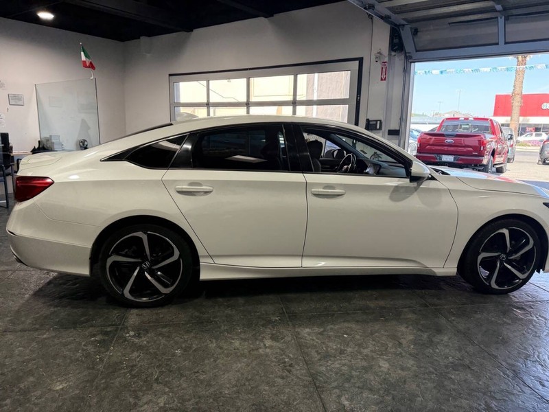 Honda Accord Sedan Vehicle Full-screen Gallery Image 29