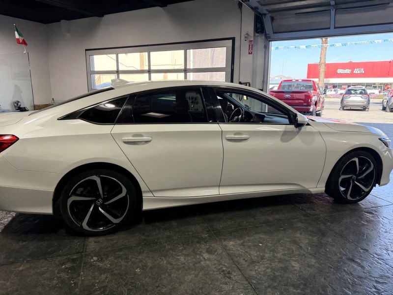 Honda Accord Sedan Vehicle Full-screen Gallery Image 30