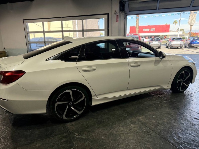 Honda Accord Sedan Vehicle Full-screen Gallery Image 31