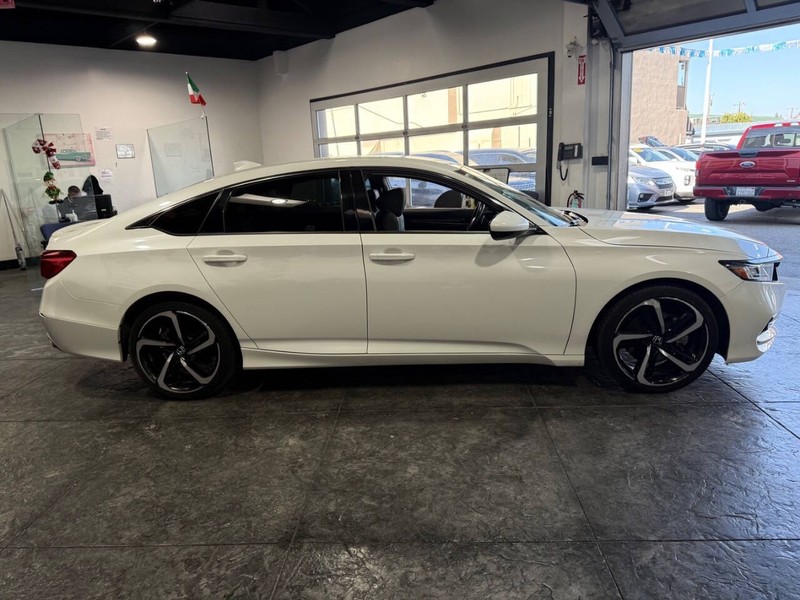 Honda Accord Sedan Vehicle Full-screen Gallery Image 32