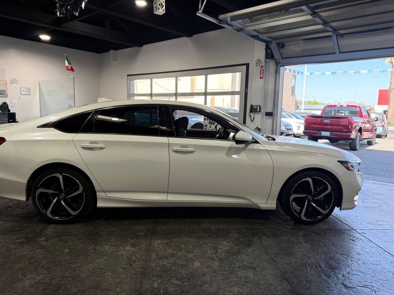 Honda Accord Sedan Vehicle Full-screen Gallery Image 33