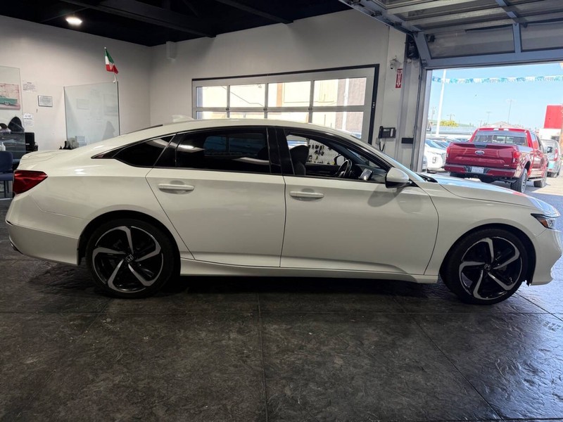 Honda Accord Sedan Vehicle Full-screen Gallery Image 34