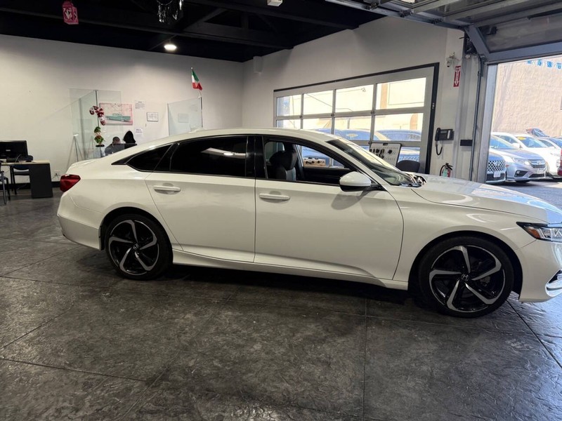 Honda Accord Sedan Vehicle Full-screen Gallery Image 36