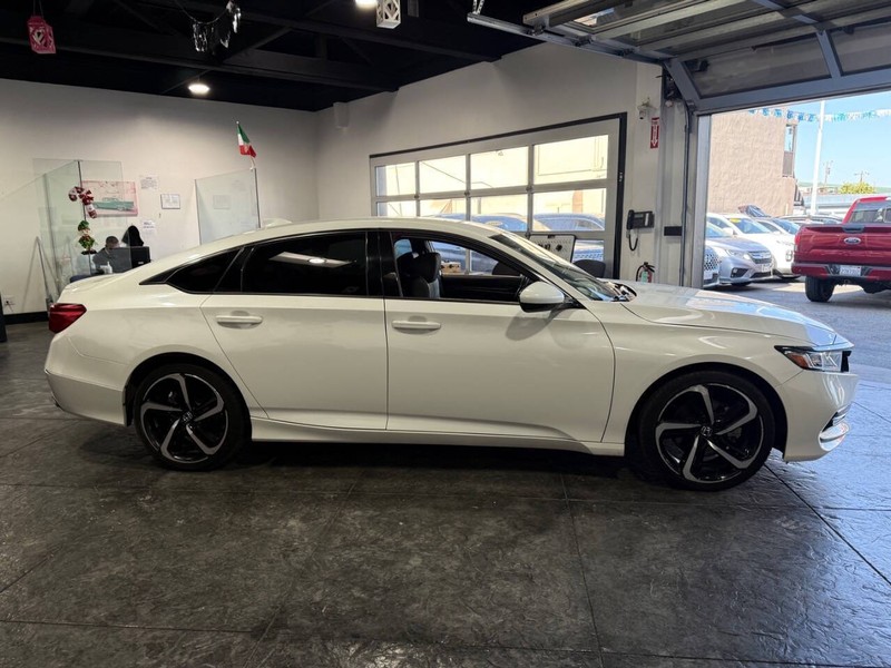 Honda Accord Sedan Vehicle Full-screen Gallery Image 37