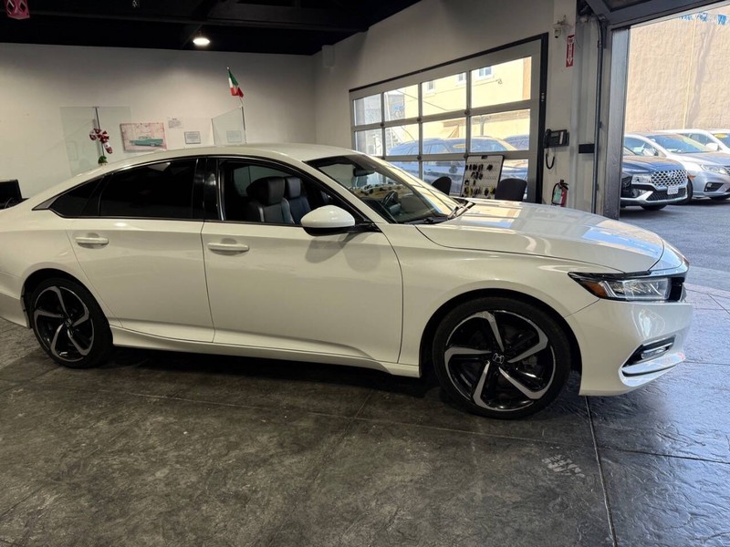 Honda Accord Sedan Vehicle Full-screen Gallery Image 40