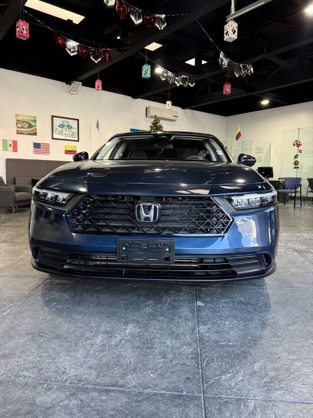 Honda Accord Sedan Vehicle Full-screen Gallery Image 04