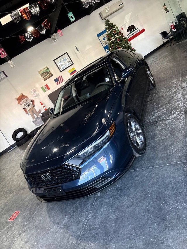 Honda Accord Sedan Vehicle Full-screen Gallery Image 13