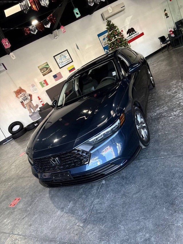 Honda Accord Sedan Vehicle Full-screen Gallery Image 14