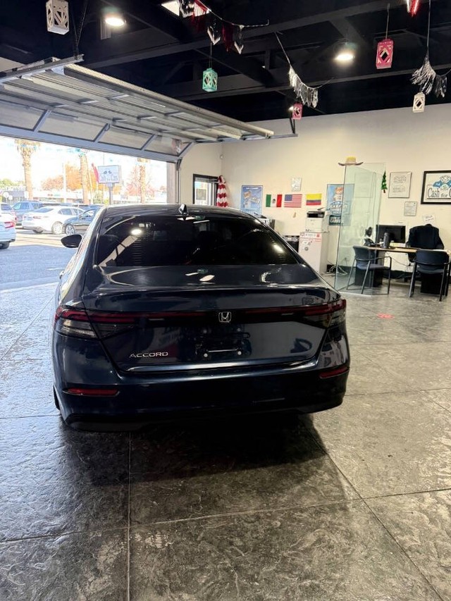 Honda Accord Sedan Vehicle Full-screen Gallery Image 31