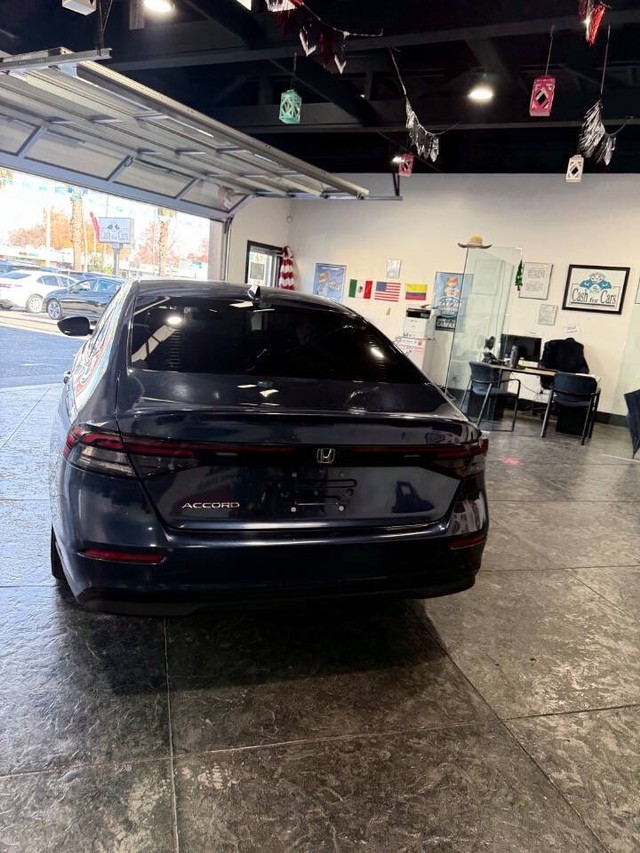 Honda Accord Sedan Vehicle Full-screen Gallery Image 32