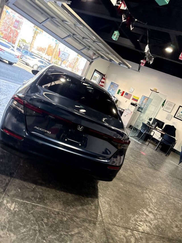 Honda Accord Sedan Vehicle Full-screen Gallery Image 36