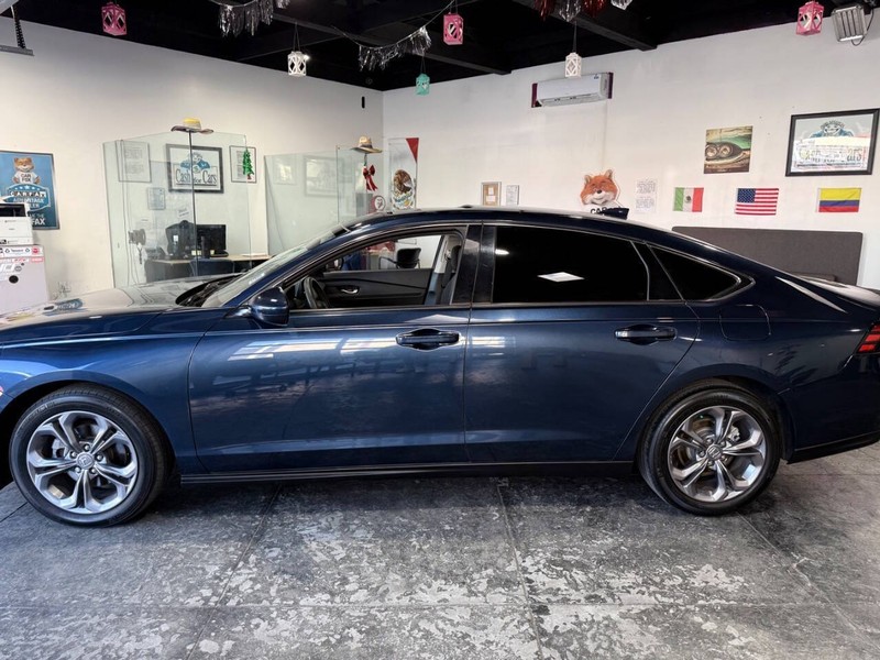 Honda Accord Sedan Vehicle Full-screen Gallery Image 16