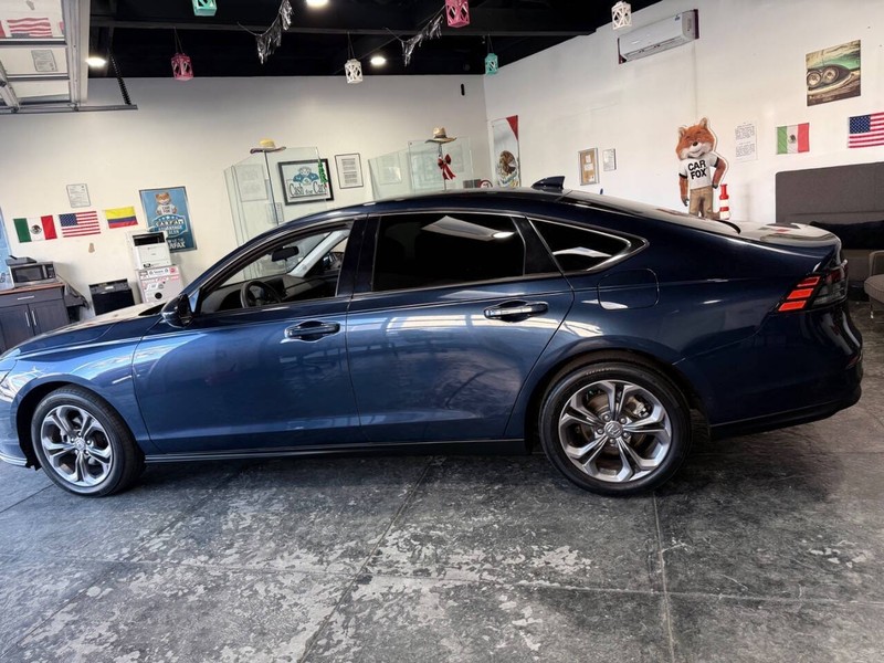 Honda Accord Sedan Vehicle Full-screen Gallery Image 23