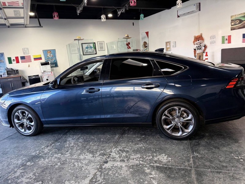 Honda Accord Sedan Vehicle Full-screen Gallery Image 24