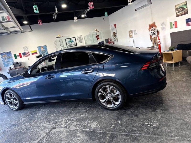 Honda Accord Sedan Vehicle Full-screen Gallery Image 25