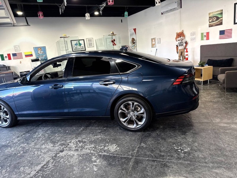 Honda Accord Sedan Vehicle Full-screen Gallery Image 26