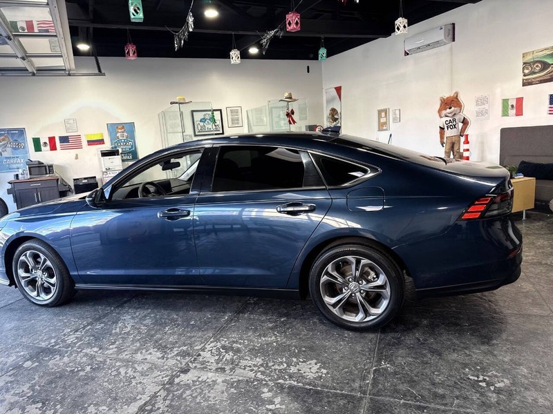 Honda Accord Sedan Vehicle Full-screen Gallery Image 27