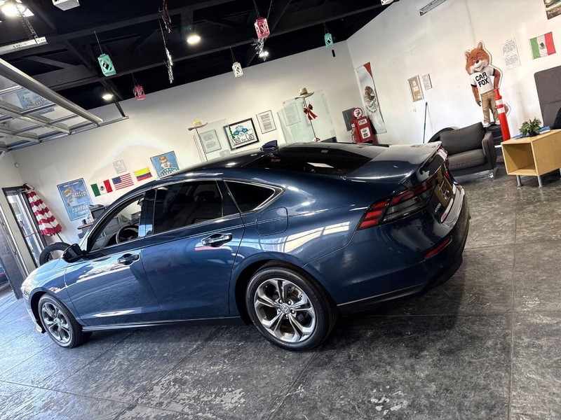 Honda Accord Sedan Vehicle Full-screen Gallery Image 28