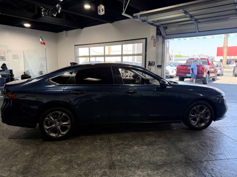 Honda Accord Sedan Vehicle Full-screen Gallery Image 37