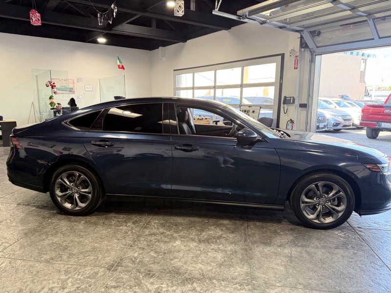 Honda Accord Sedan Vehicle Full-screen Gallery Image 40