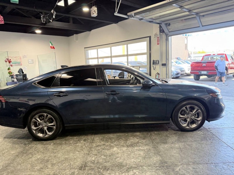 Honda Accord Sedan Vehicle Full-screen Gallery Image 42