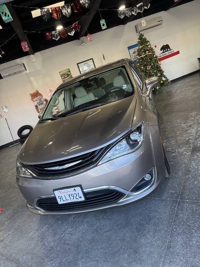 Chrysler Pacifica Vehicle Full-screen Gallery Image 06